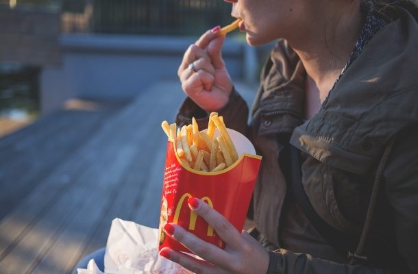 V ANGLII PLATÍ ZÁKAZ VSTUPU NEZLETILÝCH DO ŘETĚZCE FAST-FOOD 1