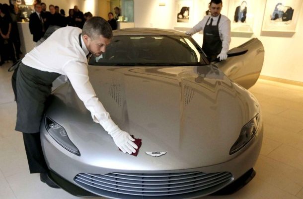 VEŘEJNÁ ONLINE DRAŽBA PŘEDMĚTŮ Z FILMU SPECTRE. POD KLADÍVKO PŮJDE  ASTON MARTIN DB10 1