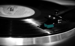 VINYLOVÉ DESKY JSOU OPĚT IN 6