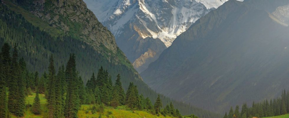 Pěší turistika v pohoří Ťan-Šan v Kyrgyzstánu 1