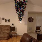 Jak zavěsit vánoční stromek ze stropu 7
