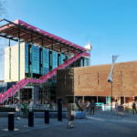 Barevný „parazitický“ prostor kulturního centra v Rotterdamu 8