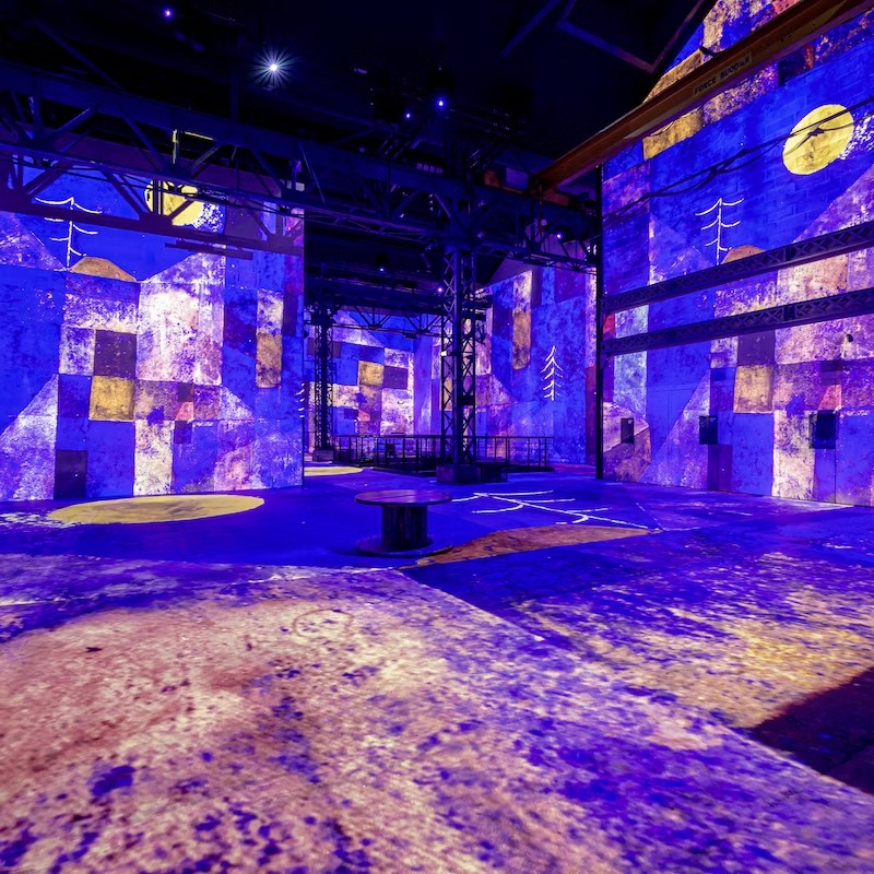 Digitální umělecký prostor v srdci Paříže: L´ Atelier Lumiéres ...