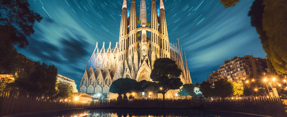 Noční kouzlo Barcelony: Sagrada Família a její působivé osvětlení 1
