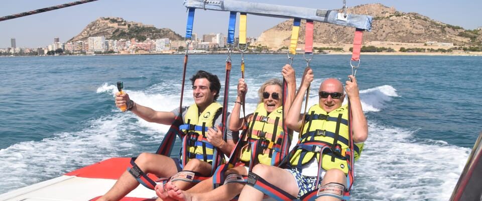 Alicante: Výlet lodí a parasailing s drinkem 1